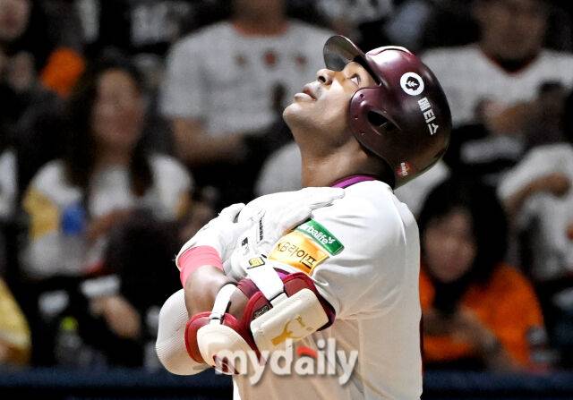 9일 오후 서울 고척동 고척스카이돔에서 진행된 '2025 프로야구 KBO리그' 키움히어로즈와 한화 이글스의 경기. 키움 푸이그가 4회말 솔로홈런을 터뜨린 뒤 홈을 밟고 있다./마이데일리