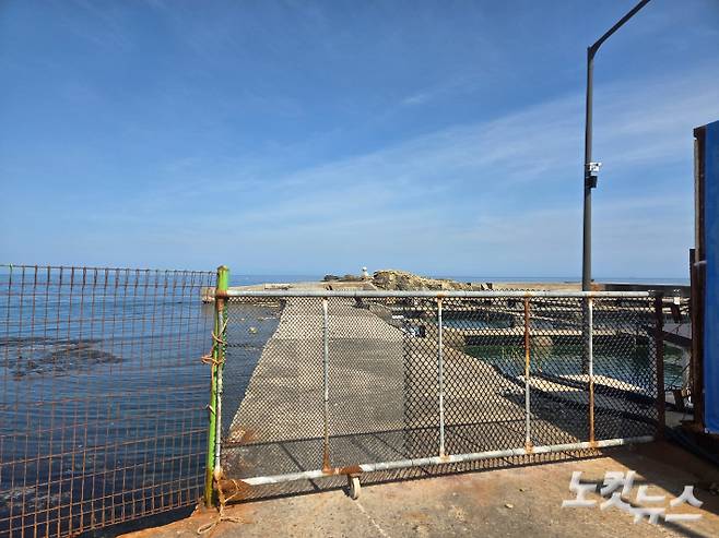 포항 남구 구룡포읍 석병리 산 135 인근 바위섬에서 세워진 '국토 동쪽 땅끝 표지석'으로 가는길이 막혀있다. 김대기 기자