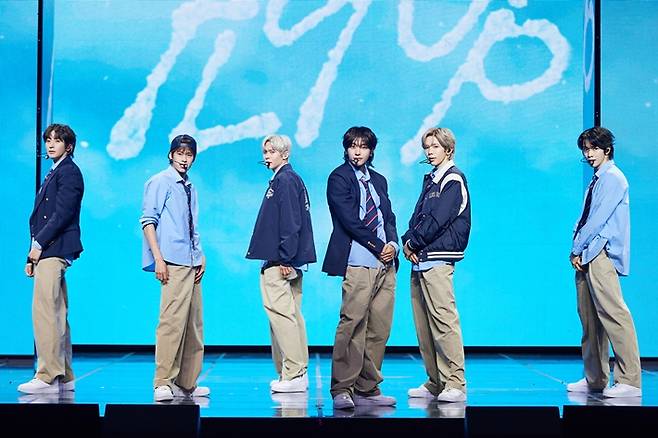 라이즈가 타이틀곡 '플라이 업' 무대를 하는 모습. SM엔터테인먼트 제공