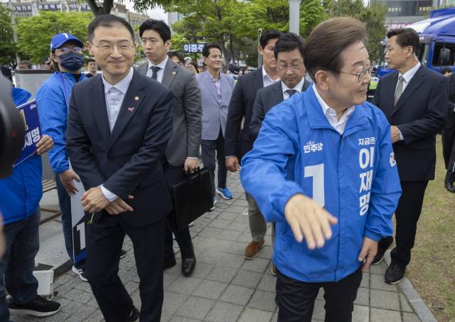 ▲더불어민주당 이재명 대선후보가 16일 전북 익산시 익산역 동부광장에서 열린 유세를 마친 뒤 이날 유세에 참가한 무소속 김상욱 의원과 유세장을 떠나고 있다. ⓒ연합뉴스