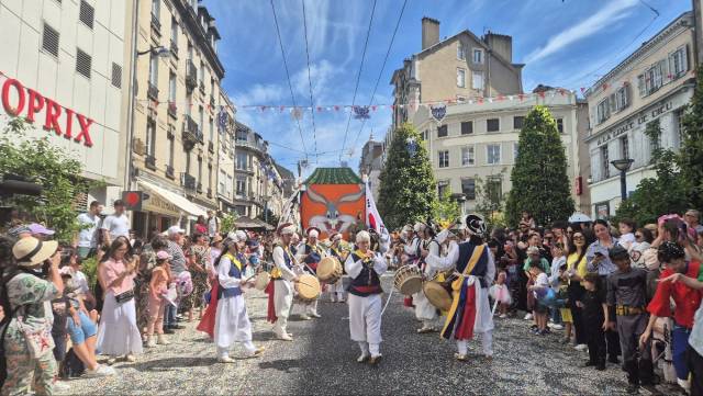 ▲이천거북놀이와 풍물놀이를 중심으로 한 한국 전통문화 공연이 프랑스 리모주시 거리에서 펼쳐지고 있다. ⓒ 이천시