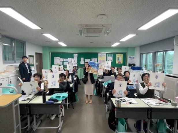 ▲확대 교과서를 받아 든 학생들의 반응도 뜨겁다. 한 학습자는 "이제는 글씨가 또렷하게 보여 공부하는 데 자신감이 생겼다"며 고마움을 전했다. ⓒ익산시