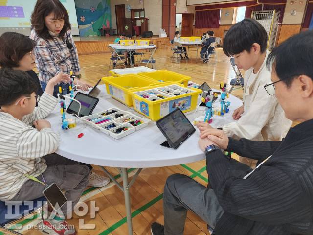 ▲지난 17일 시흥능곡초등학교에서 열린 ‘2025 초등 하이테크 코딩 탐험대 공유학교’에서 임태희 경기도교육감이 학생들과 함께 ‘레고 스파이크 프라임 로봇 코딩(전문)’ 수업에 참여하고 있다. ⓒ프레시안(전승표)