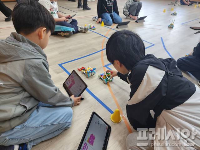▲지난 17일 시흥능곡초등학교에서 열린 ‘2025 초등 하이테크 코딩 탐험대 공유학교’에서 학생들이 디지털 교육을 받고 있다. ⓒ프레시안(전승표)