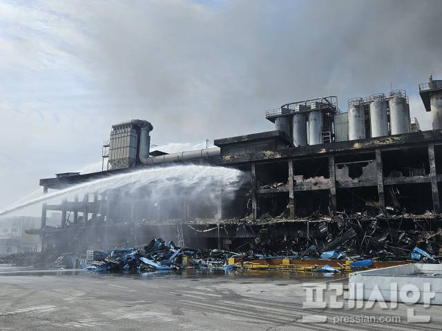 ▲18일 오전 화재로 벽면이 앙상해진 금호타이어 제1공장의 모습.2025.05.18ⓒ프레시안(김보현)