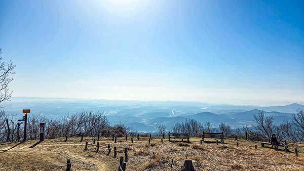 정상의 쉼터, 산 아래 조망이 흐리다.