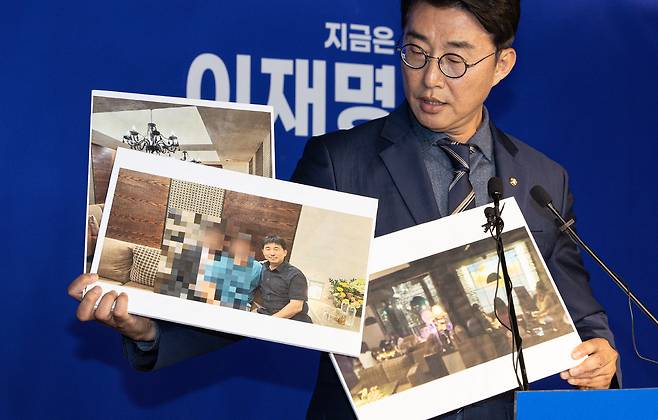 더불어민주당 노종면 선거대책위원회 대변인이 19일 오후 서울 여의도 더불어민주당사에서 기자회견을 열고 지귀연 서울중앙지법 부장판사 룸살롱 출입 증거 사진을 공개하고 있다. 뉴스1