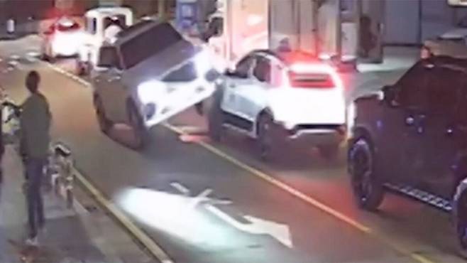 CC(폐쇄회로)TV 영상에 담긴 김호중의 사고 당시 모습. 김호중 차 왼쪽 앞바퀴가 피해 차량 위에 걸쳐져 있다. SBS 뉴스 화면 캡처