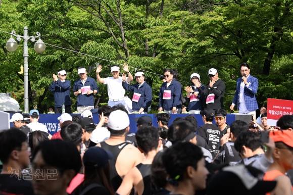 대회에 참석한 김태균(왼쪽부터) 서울신문 콘텐츠본부장, 김성수 서울신문 사장, 오세훈 서울시장, 김철수 대한적십자사 회장, 박용수 인사혁신처 차장, 안미현 서울신문 마케팅본부장, 마라토너 이봉주 선수가 손을 흔들고 있다. 홍윤기 기자