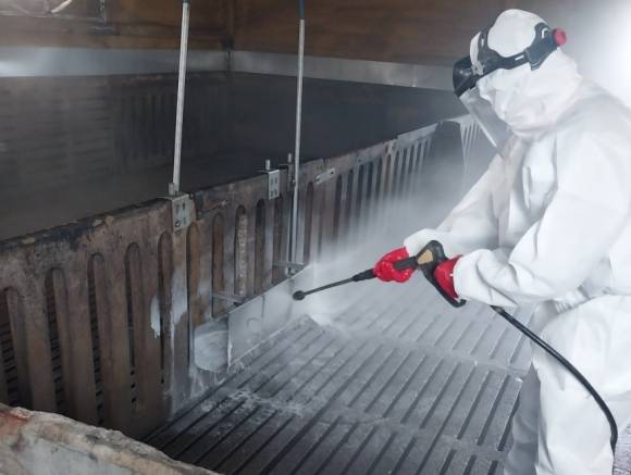 영암군이 축산 농가를 대상으로 구제역 방역 활동을 벌이고 있다.