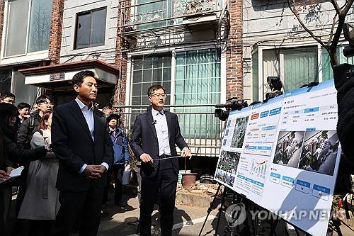 (서울=연합뉴스) 윤동진 기자 = 오세훈 서울시장이 17일 '규제철폐 33호 수혜지’ 서울 오류동 화랑주택 소규모 재건축 추진단지 현장점검을 하고 있다. 2025.3.17 mon@yna.co.kr
