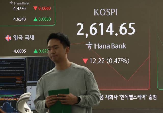 19일 서울 중구 하나은행 본점 딜링룸 현황판에 코스피지수 등이 표시되고 있다. 이날 코스피지수는 전 거래일 대비 13.17포인트(0.50%) 내린 2613.70에, 코스닥은 3.80포인트(0.52%) 내린 721.27에 개장했다. 연합뉴스