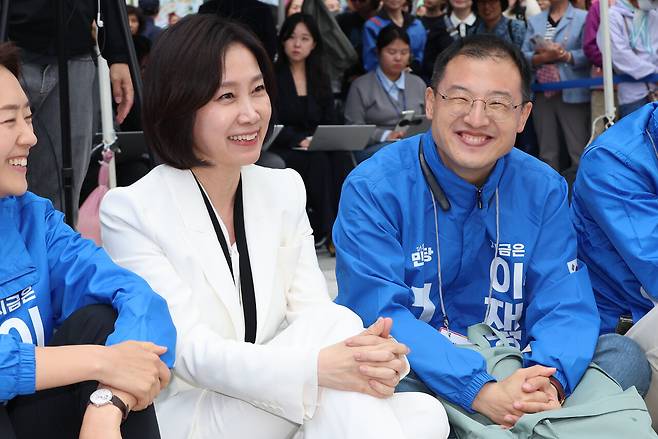 허은아 전 개혁신당 대표와 국민의힘을 탈당해 더불어민주당에 입당한 김상욱 의원이 5월19일 서울 영등포구 타임스퀘어에서 열린 더불어민주당 이재명 대선 후보 유세에 참석해 활짝 웃고 있다. ⓒ연합뉴스