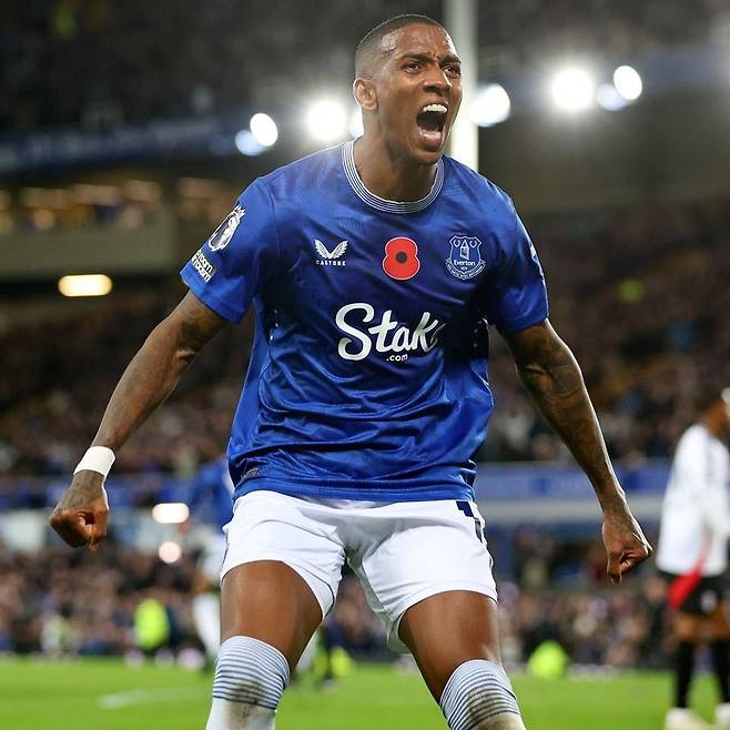 애슐리 영은 올해 여름 에버턴과 계약이 만료되나 현역 생활을 이어나갈 것으로 보인다. 이미 잉글랜드 안팎의 구단들이 그에게 접촉했다. 영은 가족들과 의논 후 거취를 결정하기로 한 것으로 전해졌다. 사진출처│에버턴 SNS