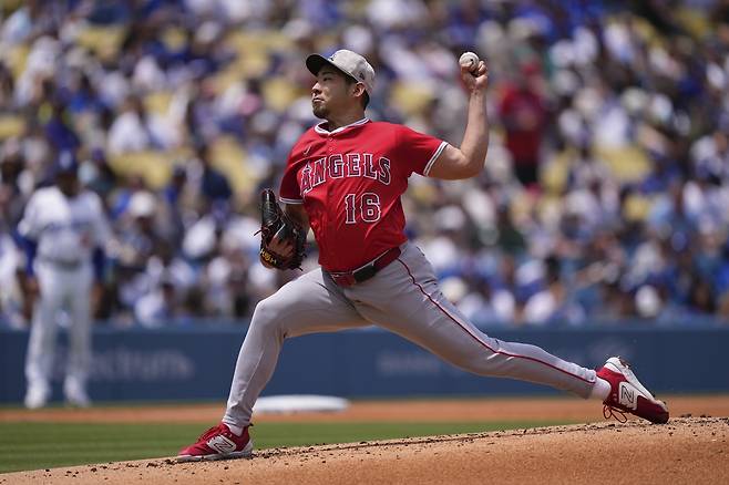 LA 에인절스 기쿠치 유세이가 19일 LA 다저스전에 선발 등판, 역투하고 있다. AP연합뉴스