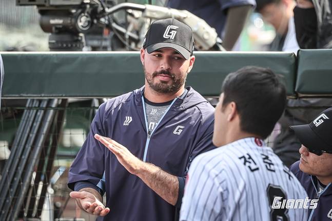 전준우(오른쪽)과 대화하고 있는 감보아. /사진=롯데 자이언츠