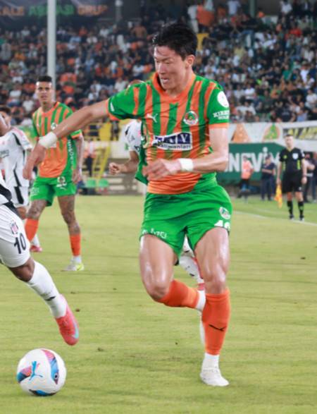 황의조가 19일(한국시간) 튀르키예 알라니아의 가인 파크 스타디움에서 열린 알란야스포르 대 베식타스와 '2024~2025시즌 튀르키예 쉬페르리그' 36라운드에서 드리블 돌파하고 있다. /사진=알란야스포르 공식 SNS 갈무리