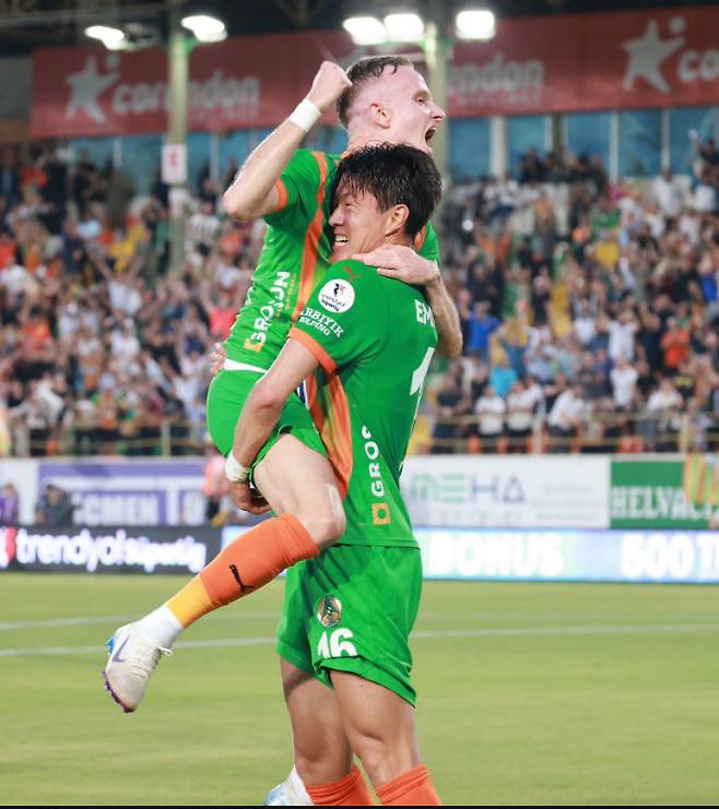 황의조(오른쪽)가 동료를 안아주며 기뻐하고 있다. /사진=알란야스포르 공식 SNS 갈무리