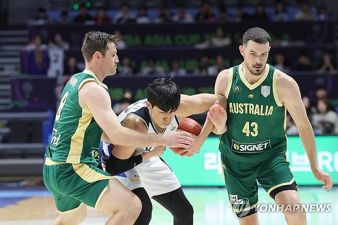 캥거루 '질식 수비' (고양=연합뉴스) 임병식 기자 = 24일 고양소노아레나에서 열린 2025 국제농구연맹(FIBA) 아시아컵 예선 4차전 한국과 호주의 경기에서 한국 오재현(SK)이 호주 미첼 노튼(왼쪽), 크리스토퍼 골딩의 수비에 가로막히고 있다. 2024.11.24 andphotodo@yna.co.kr