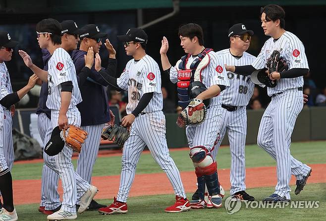 롯데 삼성에 6-3 승리 (부산=연합뉴스) 강선배 기자 = 8일 부산 사직야구장에서 열린 프로야구 2025 신한 SOL 뱅크 KBO리그 삼성 라이온즈와 롯데 자이언츠의 경기. 롯데 선수들이 삼성에 6-3으로 승리한 후 기쁨을 나누고 있다. 2025.5.18 sbkang@yna.co.kr