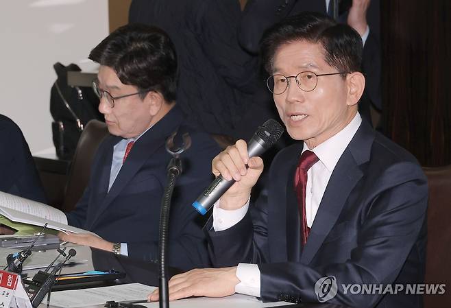 이중근 대한노인회장과 간담회 연 김문수 후보 (서울=연합뉴스) 류영석 기자 = 국민의힘 김문수 대선 후보가 19일 서울 중구 부영 태평빌딩에서 열린 대한노인회 간담회에 참석해 인사말을 하고 있다. 2025.5.19 ondol@yna.co.kr