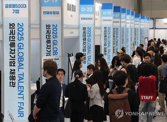일자리박람회에 몰린 구직자들 (서울=연합뉴스) 김성민 기자 = 19일 서울 강남구 코엑스에서 열린 일자리 박람회 '2025 글로벌 탤런트 페어'에서 구직자들이 부스를 둘러보고 있다. 2025.5.19 ksm7976@yna.co.kr