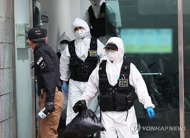 시흥서 흉기로 4명 사상, 50대 중국동포 용의자 도주 (시흥=연합뉴스) 홍기원 기자 = 19일 경기 시흥의 편의점과 체육공원 등에서 50대 중국동포가 시민 2명을 잇달아 흉기로 찌르는 사건이 발생해 경찰이 수사에 나선 가운데 용의자의 자택과 그 주변에서 시신 2구가 발견됐다.
사진은 편의점 인근 건물에서 과학수사대원들이 감식을 마치고 나오는 모습. 2025.5.19 xanadu@yna.co.kr