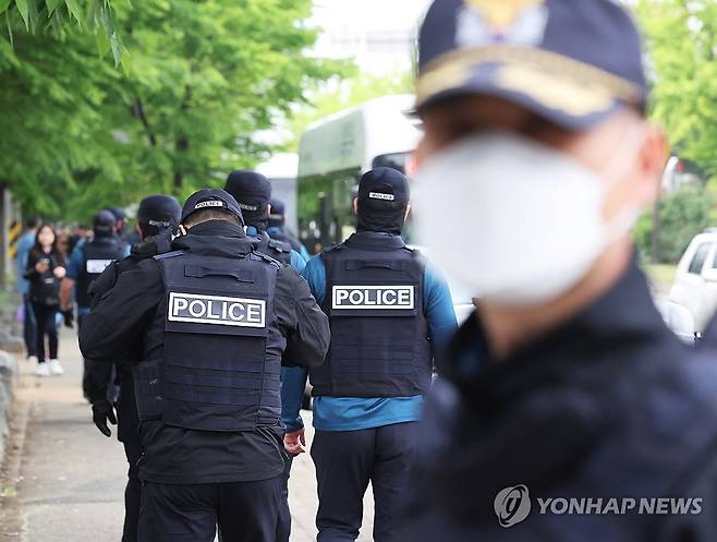 시흥서 흉기로 4명 사상, 50대 중국동포 용의자 도주 (시흥=연합뉴스) 홍기원 기자 = 19일 경기도 시흥의 편의점과 체육공원 등에서 50대 중국동포가 시민 2명을 잇달아 흉기로 찌르는 사건이 발생해 경찰이 수사에 나선 가운데 용의자의 자택과 그 주변에서 시신 2구가 발견됐다.
사진은 편의점 인근에서 경찰이 분주하게 이동하는 모습. 2025.5.19 xanadu@yna.co.kr