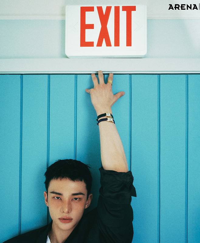 왼손에 착용한 (위부터) 옐로 골드 케이스에 샤이니 블랙 앨리게이트 가죽 스트랩의 탱크 루이 까르띠에 워치 미니·옐로 골드 케이스에 샤이니 네이비 블루 앨리게이터 가죽 스트랩의 탱크 아메리칸 워치 미니·검지는 모두 옐로 골드 LOVE 링 클래식·소지의 브릴리언트 컷 다이아몬드가 세팅된 화이트 골드 LOVE 링 스몰·옐로 골드 소재의 클래쉬 드 까르띠에 네크리스 스몰·미디엄 모두 까르띠에 제품. 더블브레스트 재킷 마틴 로즈, 티셔츠 문달 제품.