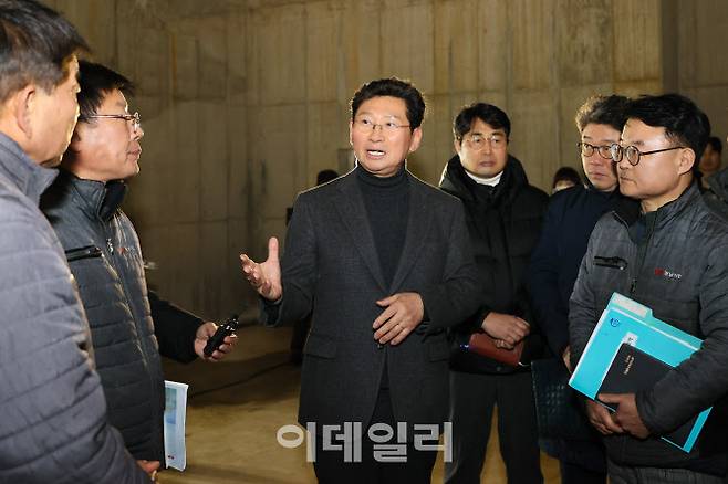 지난 2월 18일 이상일 용인특례시장이 하자보수 문제로 입주민들이 불편을 호소하고 있는 양지면 경남아너스빌 현장을 점검하고 있다.(사진=용인시)