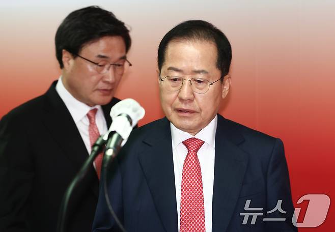 홍준표 국민의힘 대선 경선 후보가 지난 4월 18일 오전 서울 여의도 선거사무소에서 사회·교육·문화 분야 비전 발표 기자회견을 하기 위해 입장하고 있다. 왼쪽은 김대식 의원. 2025.4.18/뉴스1 ⓒ News1 김민지 기자