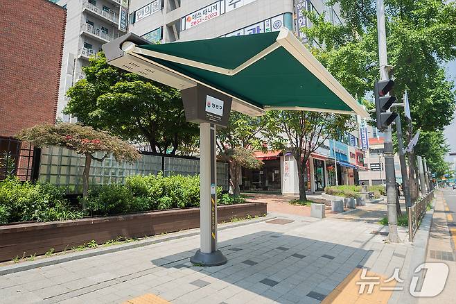 기온과 풍속 감지해 자동으로 개폐되는 스마트그늘막 모습.(양천구청 제공)