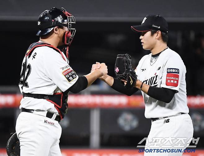 9일 수원 KT위즈파크에서 열린 NC-KT전. KT가 4대1로 승리했다. 마무리 박영현이 장성우 포수와 기쁨을 나누고 있다. 수원=정재근 기자 cjg@sportschosun.com/2025.4.9/