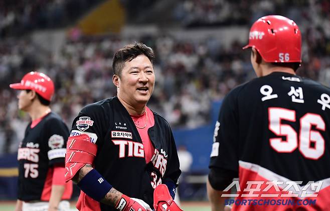 7일 고척돔에서 열린 KBO리그 키움과 KIA의 경기. 6회 2타점 3루타 날리고 오선우로 교체되는 KIA 최형우. 고척=송정헌 기자songs@sportschosun.com/2025.05.07/