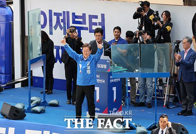 이재명 더불어민주당 대선 후보가 19일 오후 서울 용산구 용산역 광장에서 열린 집중유세에 참석해 방탄유리의 보호를 받으며 인사를 하고 있다./배정한 기자