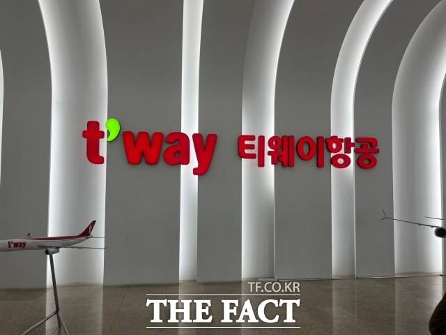 티웨이항공은 오는 23일 서울 강서구 김포공항 화물청사 티웨이항공 서울지점 학과장에서 개최하려던 임시 주주총회를 다음 달 24일 오전 10시로 연기한다고 20일 공시했다. /최의종 기자