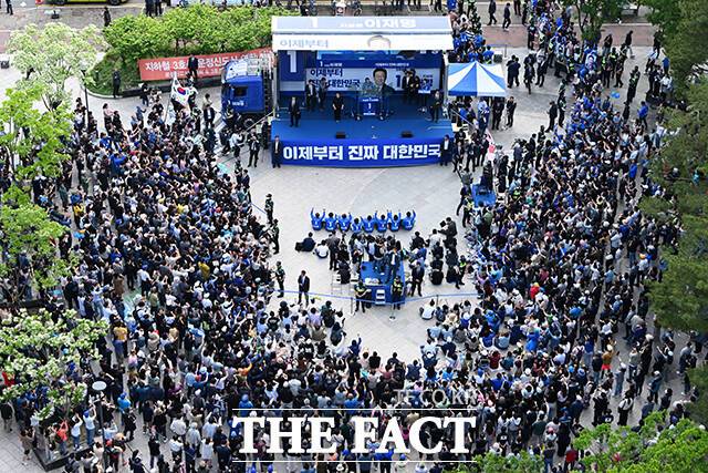 이재명 후보 연설 듣기 위해 운집한 시민들.