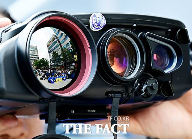 저격수에 대비한 망원경으로 주변 살피는 경호원들.