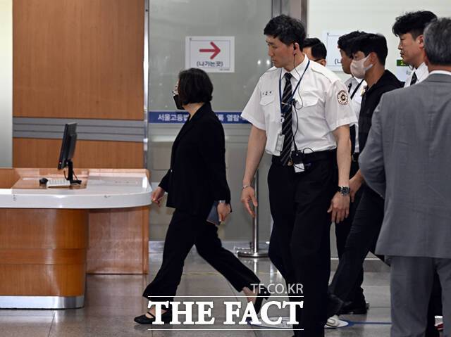 10.29 이태원 참사 부실 대응으로 기소돼 원심에서 무죄를 받은 박희영 용산구청장의 항소심 첫 재판이 열린 20일 오후 서울 서초구 서울고등법원 앞에서 박 구청장이 재판을 마친 뒤 법원을 빠져나가고 있다. /이새롬 기자