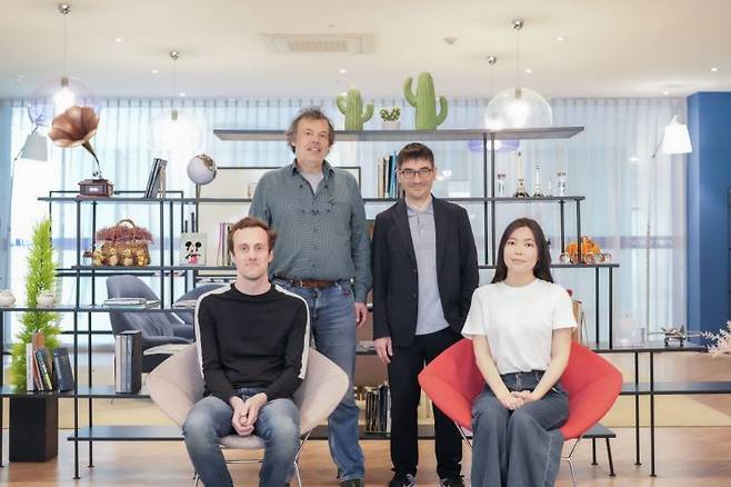 연구진(좌측 상단부터 시계방향) 안톤 가트너 특훈교수, 스테판 롤랑 IBS 연구위원(現 UNIST 연구부교수), 카디샤 살레모바 연구원, 피터 기어리 연구원(제1저자). UNIST 제공