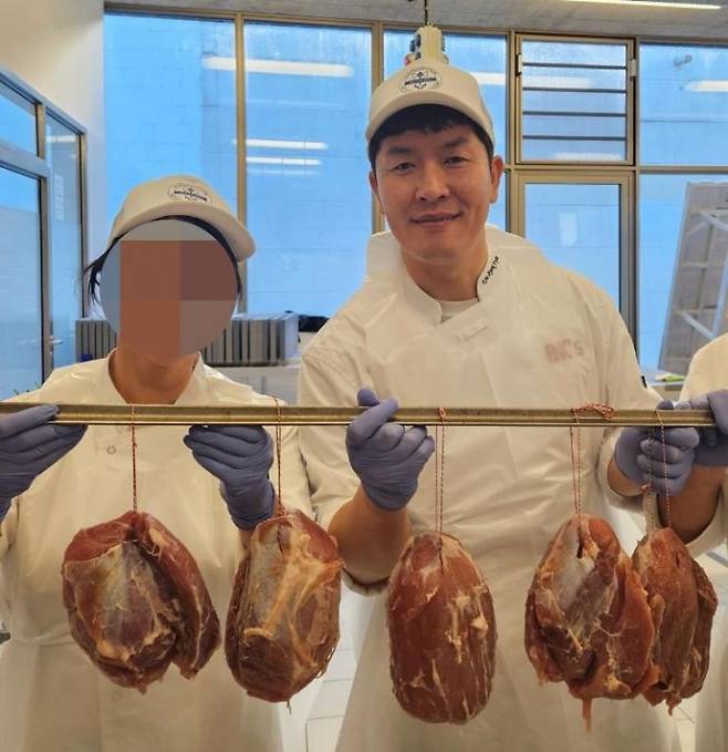 제품 출시를 위해 김병현은 국내에 있는 육가공기술학교 '훔메마이스터슐레'에서 6개월 과정을 수료하며 기술력을 습득했다. 오랜 준비 끝에 김병현은 이번 박람회에 부대찌개, 햄버거 스테이크 등 총 7개의 제품을 출품했고, 모든 제품이 '마이스터'들의 인정을 받아 6개의 금메달과 1개의 은메달을 얻게 됐다. 김병현 인스타그램