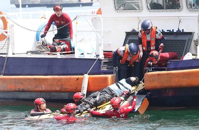 지난 13일 부산 서구 암남공원 인근 갯바위에서 해경이 낚시객이 고립된 상황을 가정한 구조훈련을 하고 있다./김동환 기자
