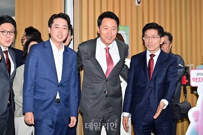 이준석 개혁신당 대선 후보, 오세훈 서울특별시장, 김문수 국민의힘 대선 후보(사진 왼쪽부터)가 19일 오전 서울시청에서 열린 약자와 동행하는 서울 토론회에 참석하고 있다. ⓒ데일리안 방규현 기자