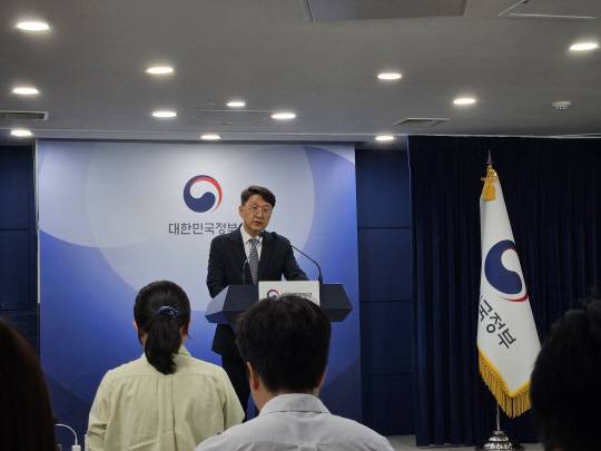 최우혁 과학기술정보통신부 정보보호네트워크정책관이 19일 서울 종로구 정부서울청사에서 열린 SKT 침해사고 관련 민관합동 조사결과 2차 발표 브리핑에 참석해 발언하고 있다. 김나인 기자