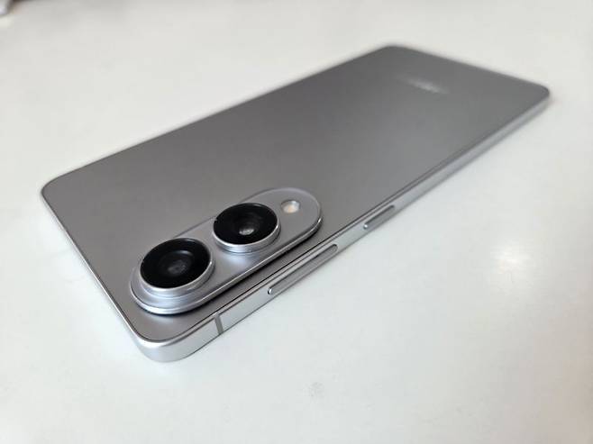 갤럭시 S25 엣지 뒷면 모습. 사진=구자윤 기자