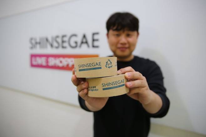 친환경 종이팩을 들고 홍보하는 모습. 신세계라이브쇼핑 제공