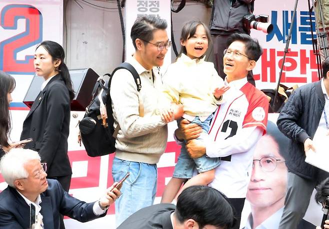 김문수 국민의힘 대통령 후보가 19일 오전 서울 중구 청계광장 소라탑 앞에서 '청년이 바라는 대한민국' 정책 공약 발표를 마치고 한 참가자와 기념사진을 찍고 있다. 사진=박범준 기자