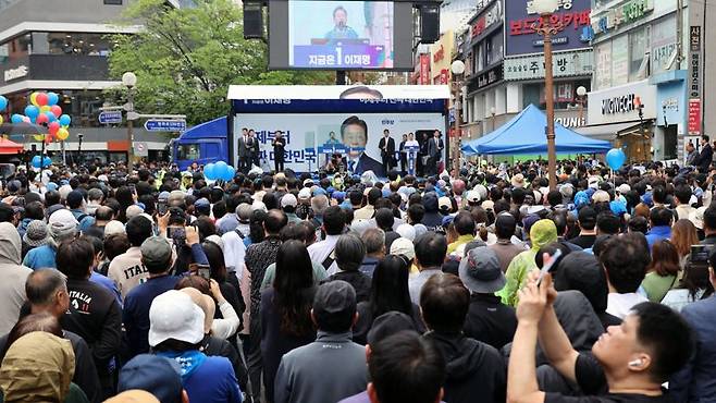 더불어민주당 이재명 대선 후보가 20일 경기 의정부 로데오거리에서 열린 유세에서 시민들에게 지지를 호소하고 있다. 사진=서동일 기자