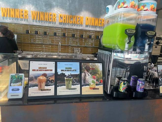 카페에 준비된 컬래버레이션 음료들