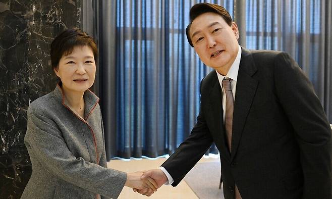 윤석열 전 대통령이 지난 2022년 대통령 당선자 신분으로 박근혜 전 대통령을 예방한 모습. 한겨레 자료 사진